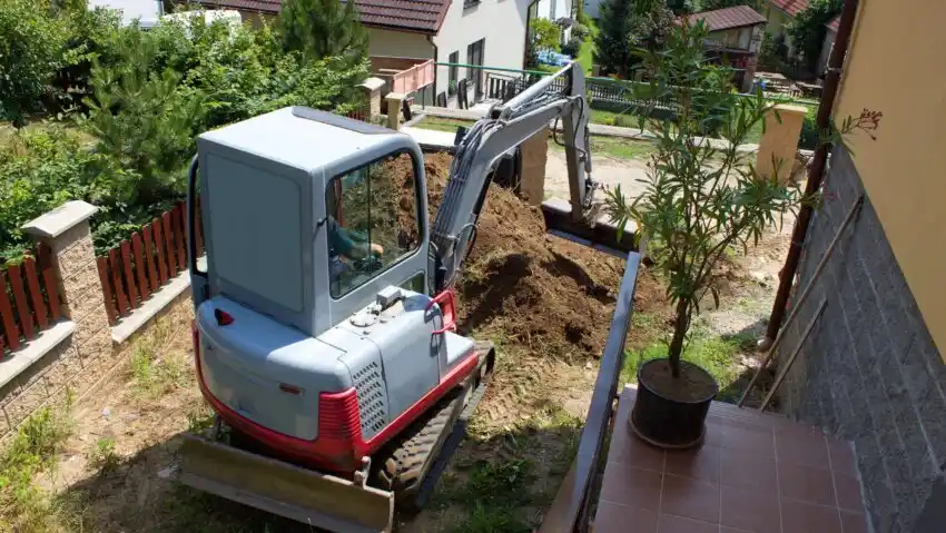 Präzise Baggerarbeiten für Bau und Garten