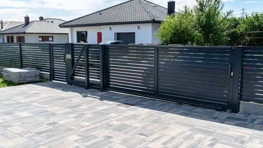 Stabiler Zaunbau und stilvoller Sichtschutz